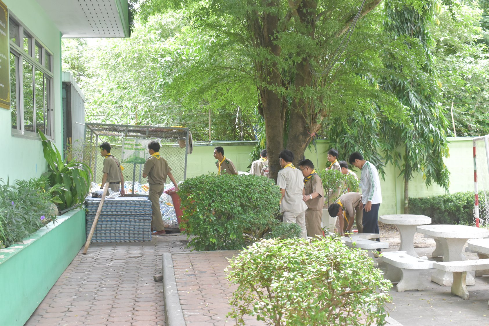 นักเรียนนักศึกษาลูกเสือวิสามัญ ร่วมกันปลูกดอกมะลิในบริเวณวิทยาลัย
